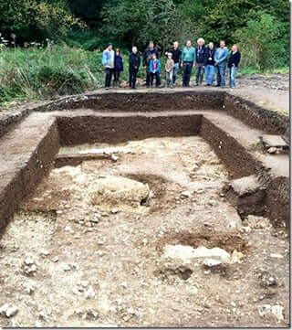 The pit lined with cobbles